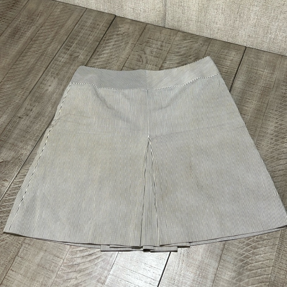I.e.women’s brown and cream pinstriped skirt. EUC SIZE 12